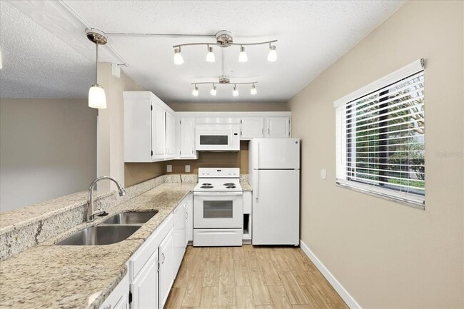 Building Photo - 3300 Fox Chase Cir