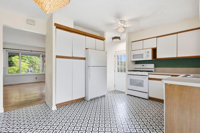 Building Photo - 560 S Ann Arbor St