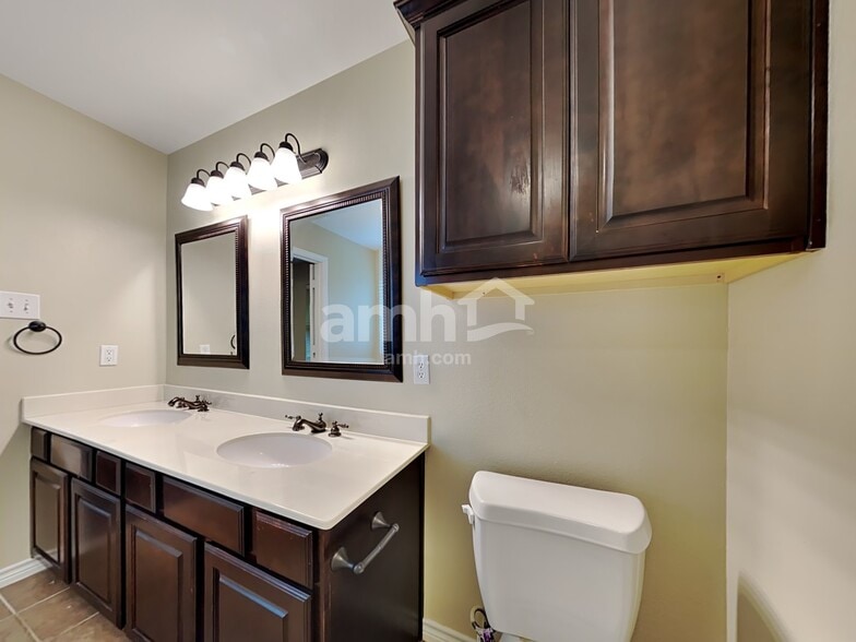 Building Photo - 2301 Arrowhead Dr