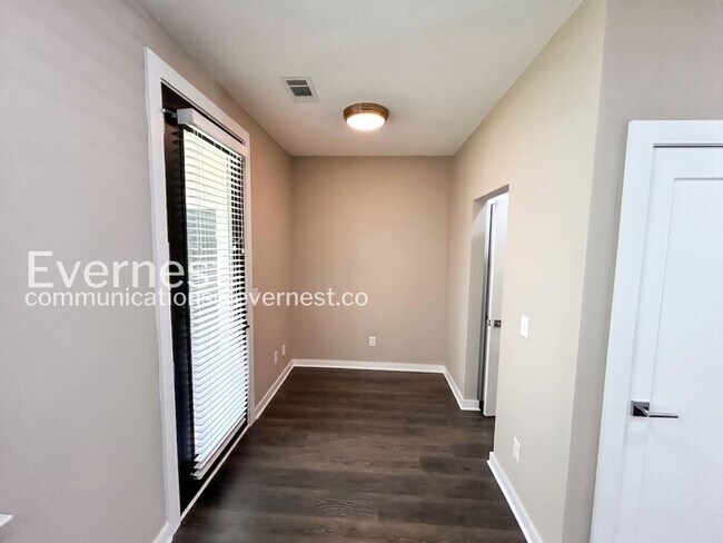 Building Photo - Limited Time Special Offer / 2 Bed/2.5 Bath Townhome with Off-Street Parking / Pet-Friendly / Ava...