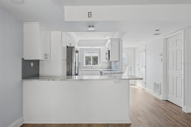 Building Photo - 275 Capri Cir N