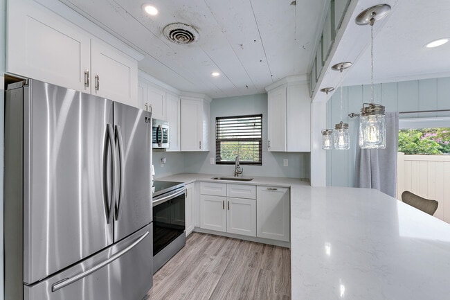 Building Photo - 856 SW Rustic Cir