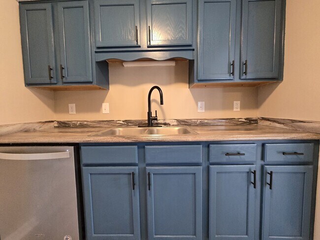 Building Photo - 3 Bedroom 2 Bathroom Home