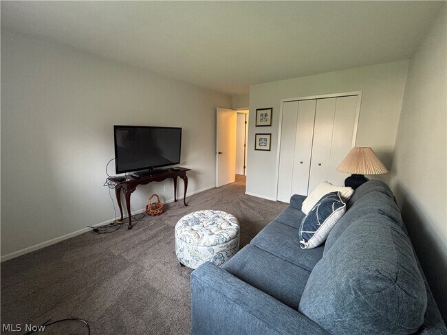 Building Photo - 2112 Acacia Park Dr