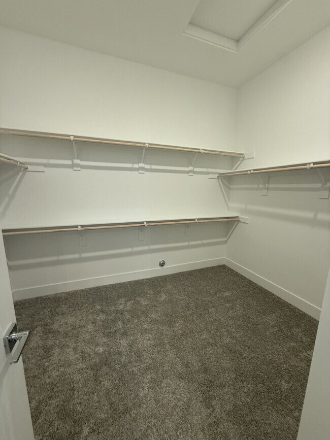 Building Photo - 8190 Lamplight Dr