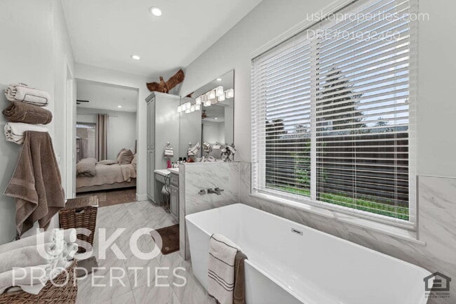 Building Photo - 103 Lazy Oak Ln