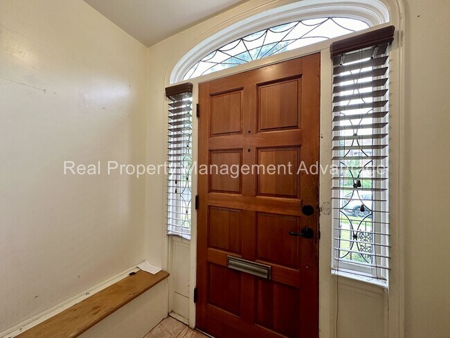 Building Photo - Charming Colonial-Style Home in the Desira...