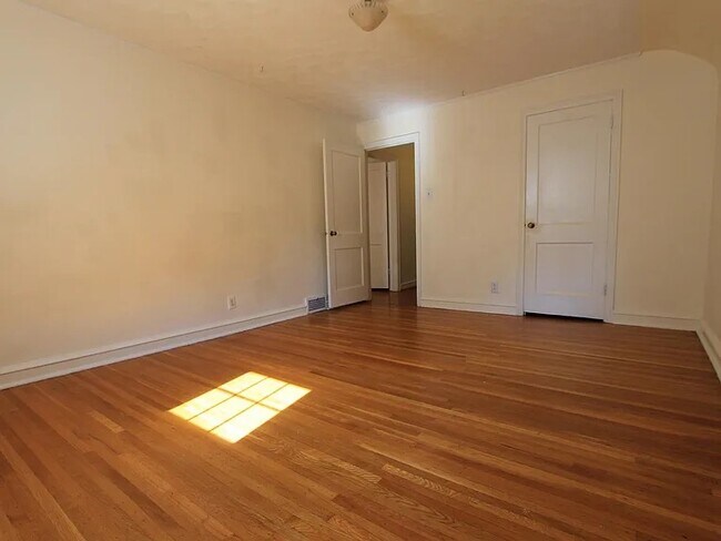 Building Photo - 233 Forrest Ave