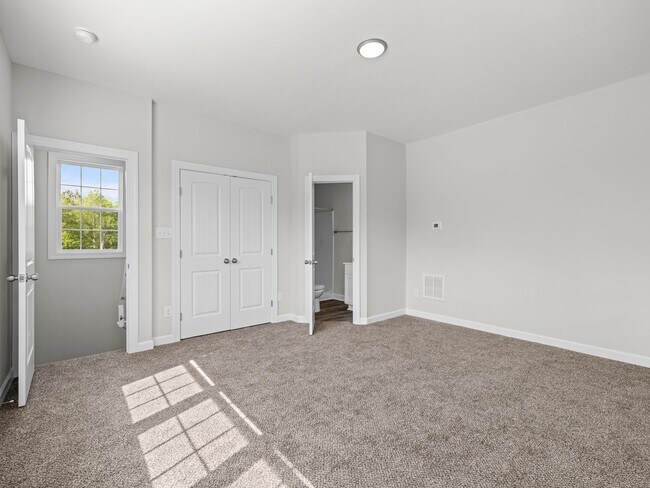 Building Photo - Towne Pointe Beauty!