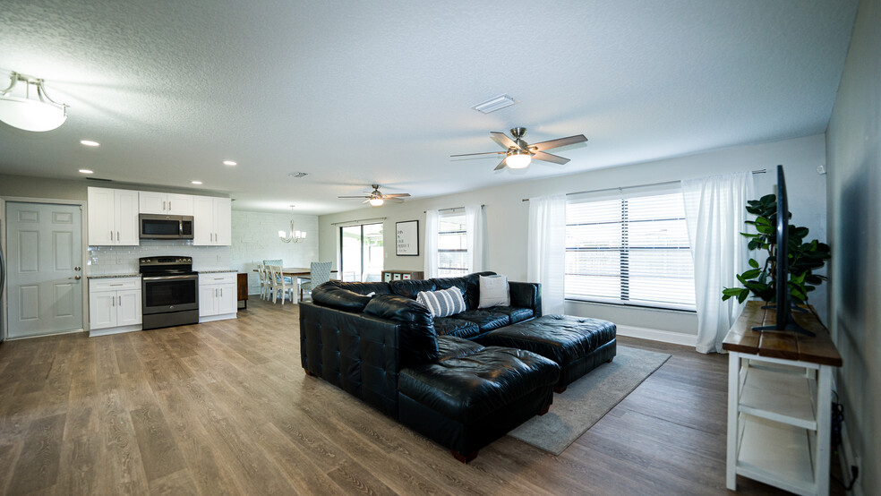 Building Photo - 37 Carriage Hill Cir