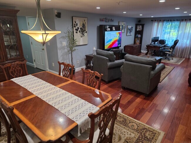 Building Photo - 913 Pleasant Valley Rd