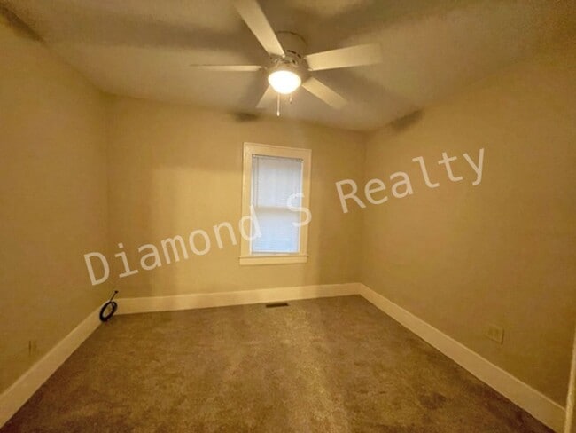 Building Photo - Charming Bungalow-Style Home Available Now