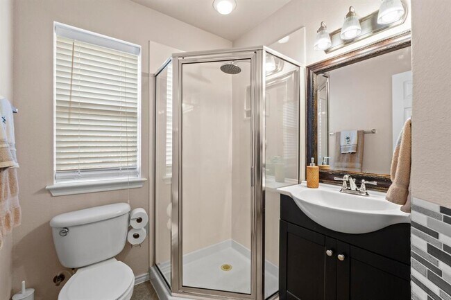 Building Photo - 525 Golden Creek Dr