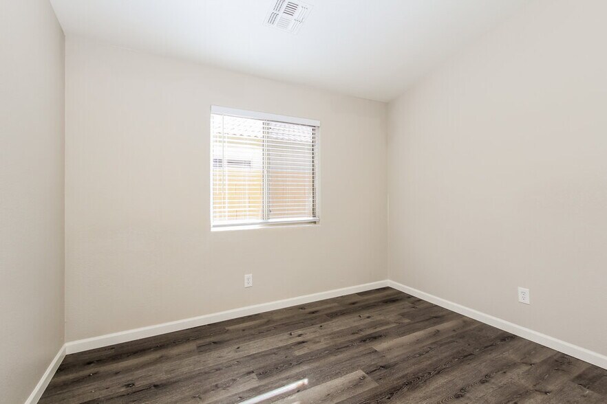 Building Photo - 3621 S 73rd Dr