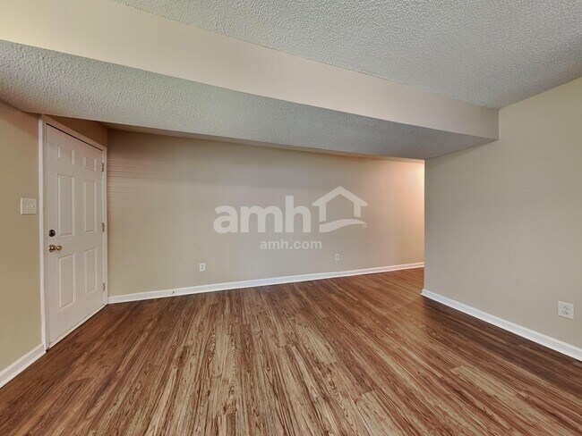 Building Photo - 4038 River Falls Dr