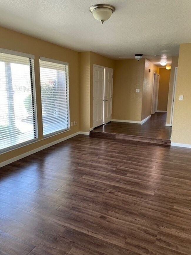Building Photo - Lease Your Dream Home in the Country!