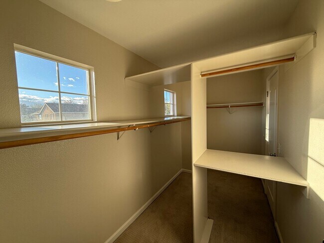 Building Photo - 5 bedrooms located in Redbridge Gated Community!