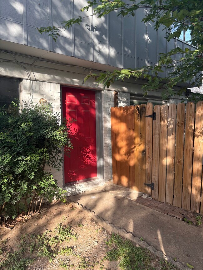 Building Photo - 8901 Tronewood Dr