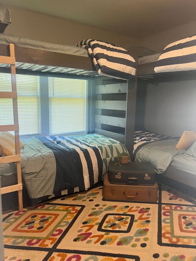 Building Photo - 4 bedroom 2 Bath - Available Now