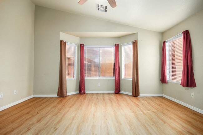 Building Photo - COMING SOON! Spacious 3 Bed, 2 Bath Home in Mesa