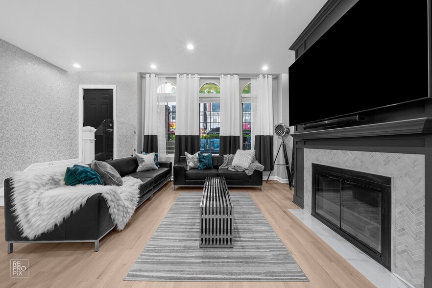 Building Photo - 355 W Superior St