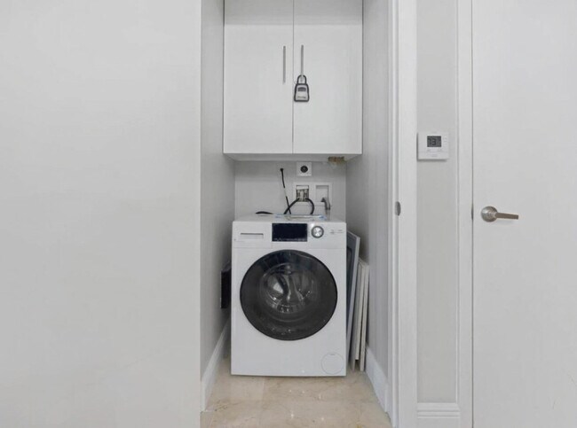 Building Photo - 481 Brickell Ave