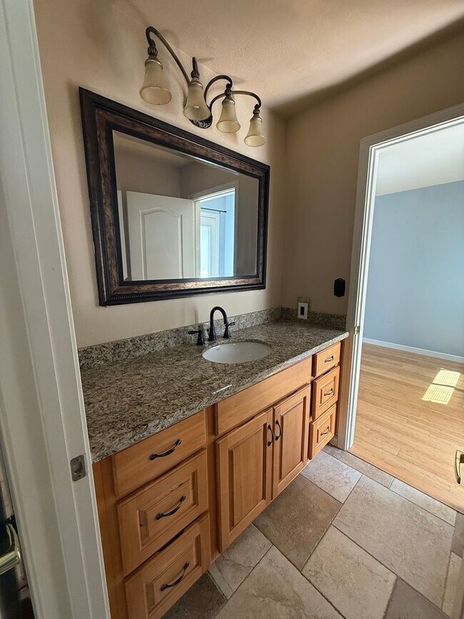 Building Photo - Gorgeous 3 bedroom 2.5 bath 2 story Townho...