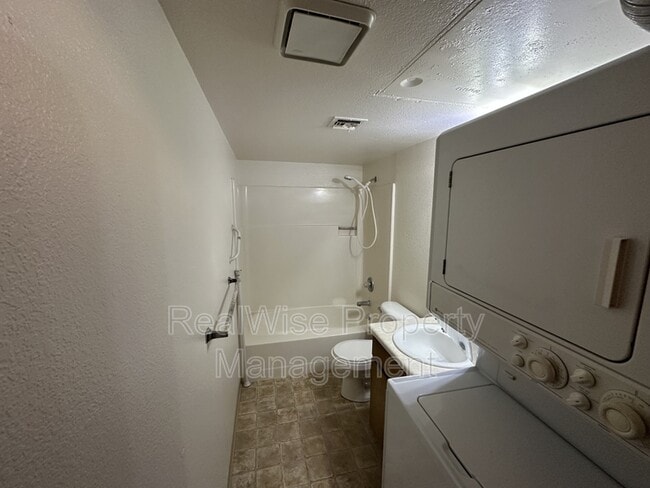 Building Photo - 415 NE Silverwood Pl