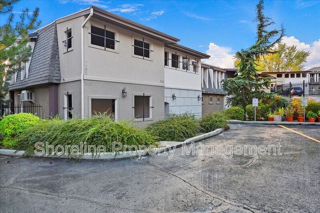 Building Photo - 2111 Brittany Ln