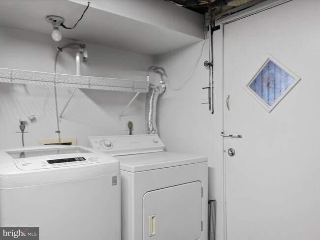 Building Photo - 1813 Bay St SE