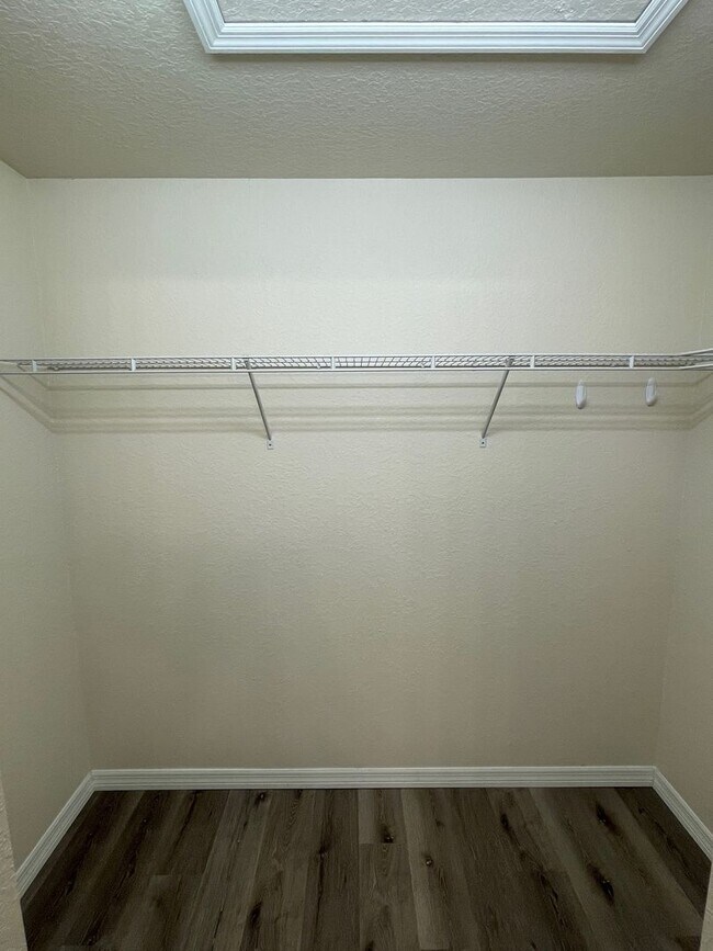 Building Photo - 3 bedroom 2 bathroom Condo