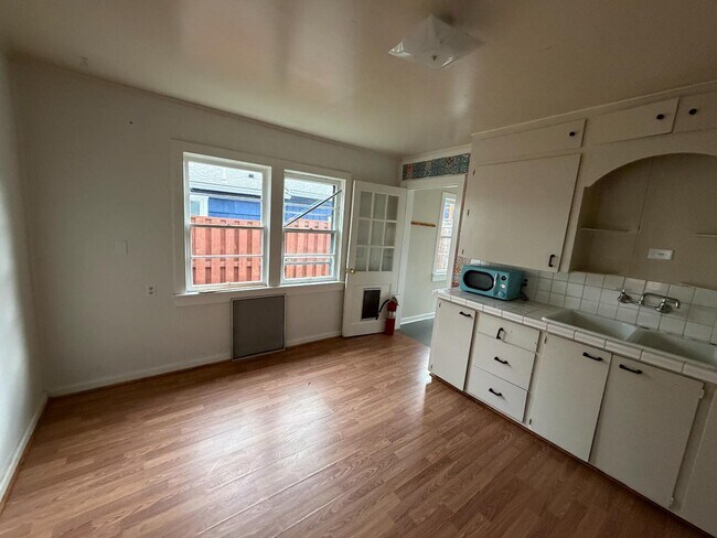 Building Photo - 440 B St