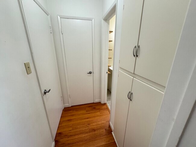 Building Photo - 521 S Manhattan Pl