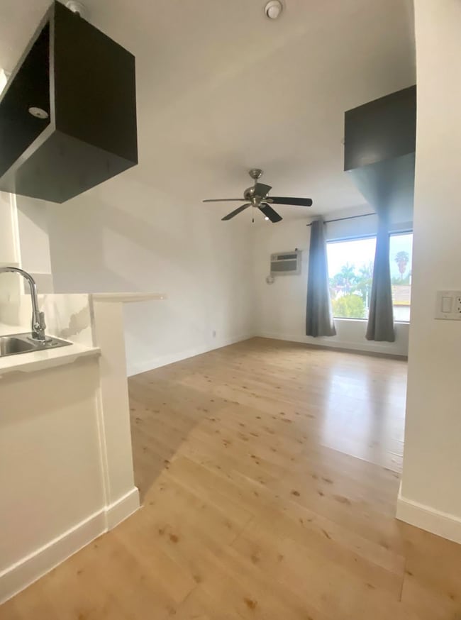 Building Photo - Beautiful Renovated Studio Apartment with ...