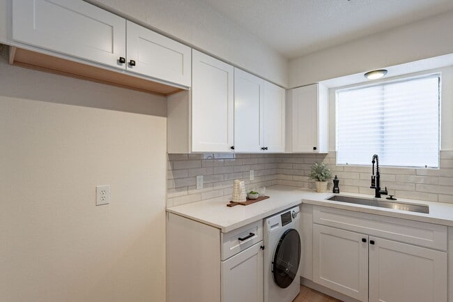 Building Photo - 2nd floor unit with all the upgrades!