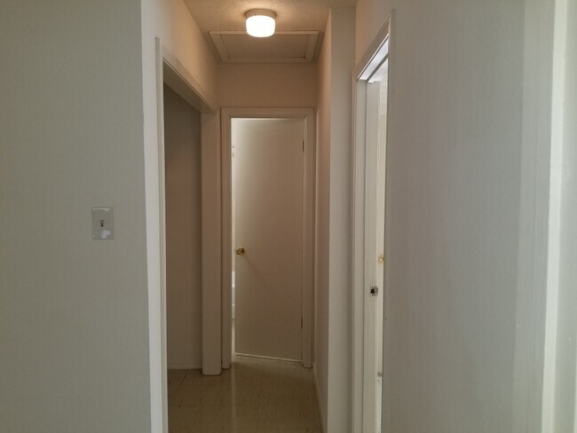 Building Photo - 109 Upsilon St