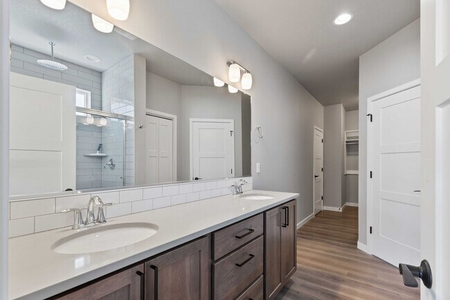 Building Photo - 6931 Dubuis Dr