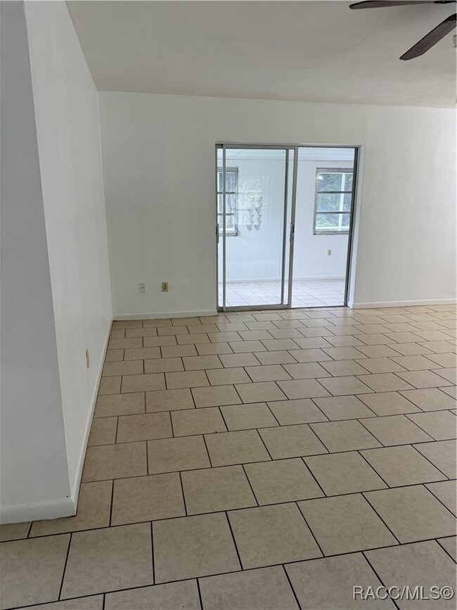 Building Photo - 6106 E Calico Ln