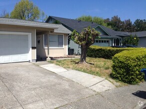 Building Photo - 4 bedroom 2 Bath House with 2 car garage i...