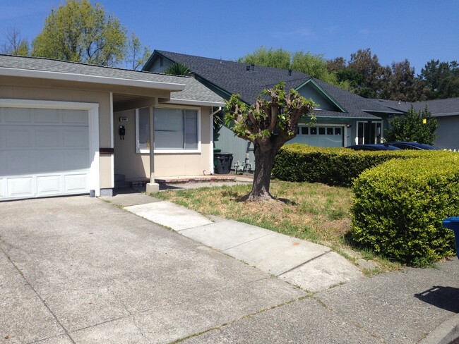 Primary Photo - 4 bedroom 2 Bath House with 2 car garage i...