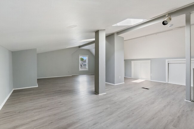 Building Photo - 3831 NE 82nd Ave