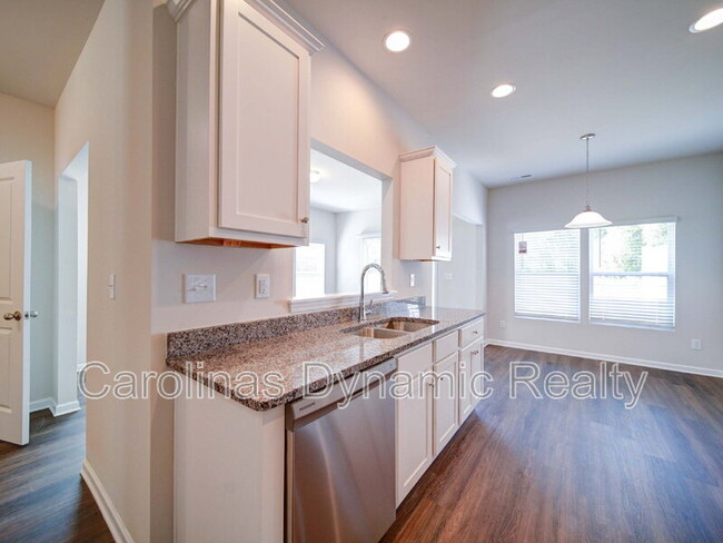 Building Photo - 914 S Battleground Ave