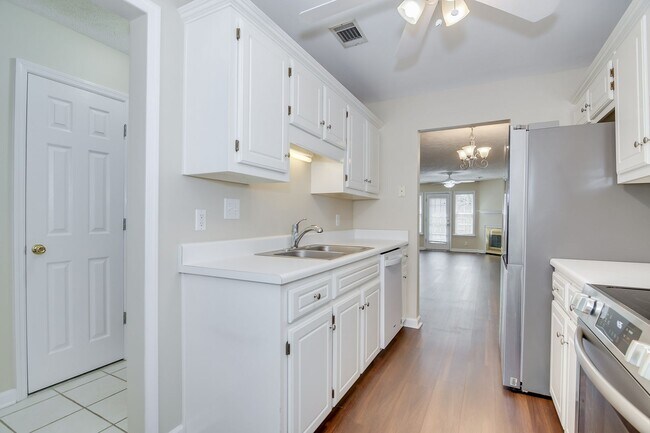 Building Photo - 721 Faircloth Ct
