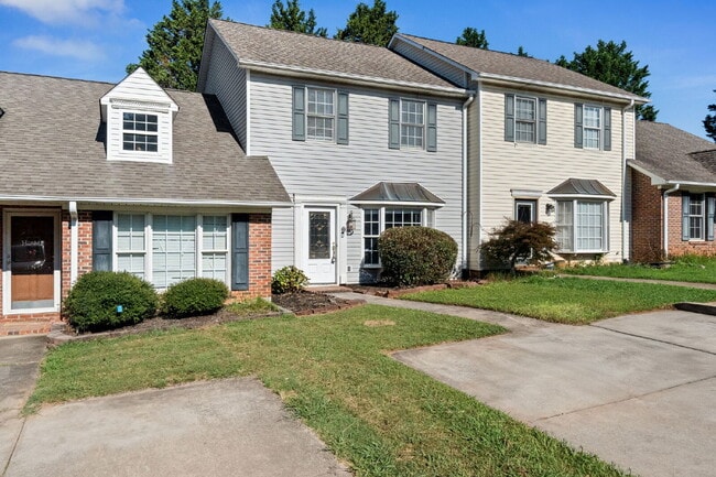 Building Photo - Beautifully Renovated Townhome (2BR/2.5BA)...