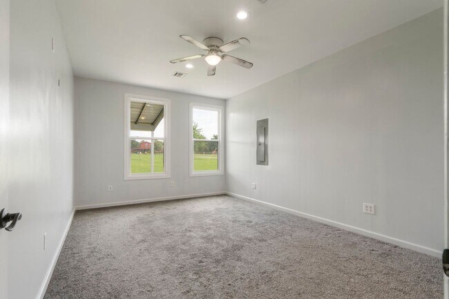 Building Photo - Modern Comfort on 1 Acre in Coweta – Available Now!