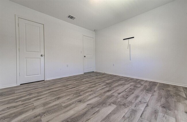 Building Photo - 2704 Shimsham Dr