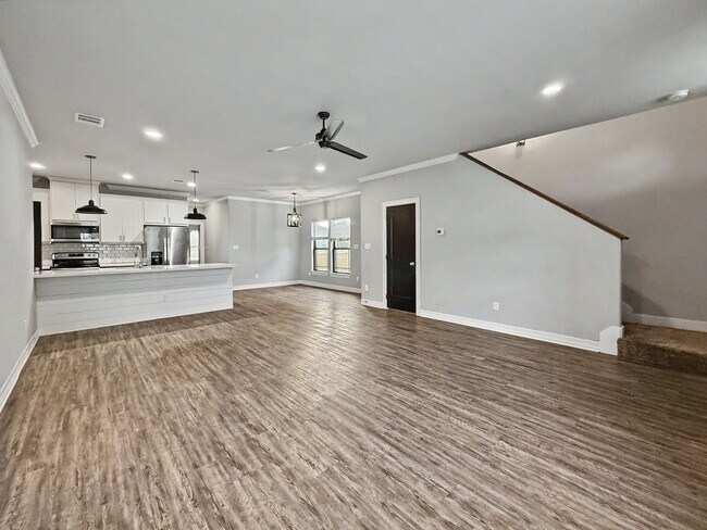 Building Photo - 910 Fairview Ave