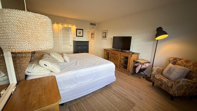 Building Photo - 100 Lincoln Rd