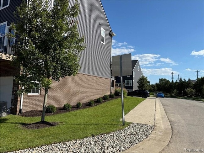 Building Photo - 359 N Sydney Ct