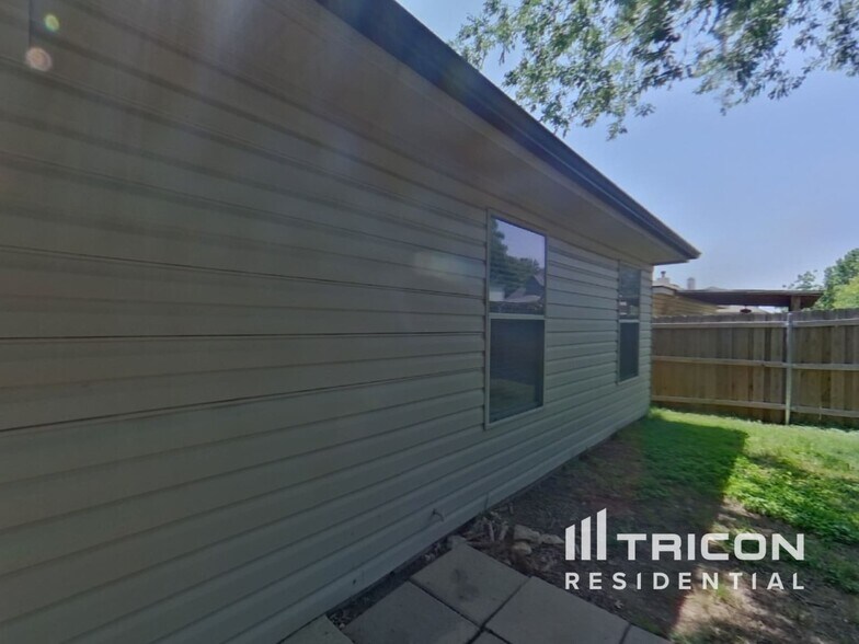 Building Photo - 5221 Bedfordshire Dr